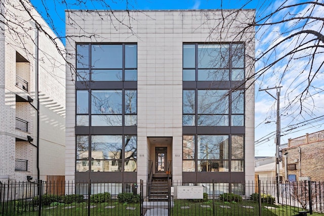 513 N Claremont Ave Unit 3S, Chicago, IL 60612 - view of front facade featuring a fenced front yard