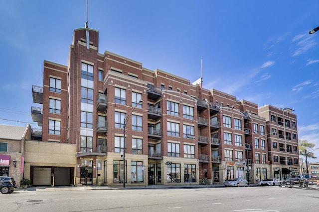 view of apartment building / complex