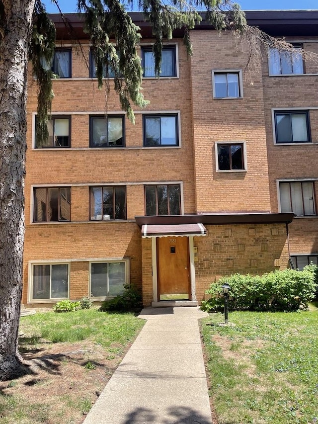 view of apartment building / complex