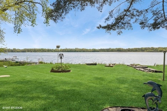 view of grassy yard featuring a water view