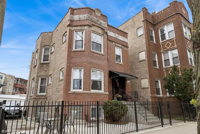 5830 N Glenwood Ave, Chicago, IL 60660 - view of property featuring a fenced front yard