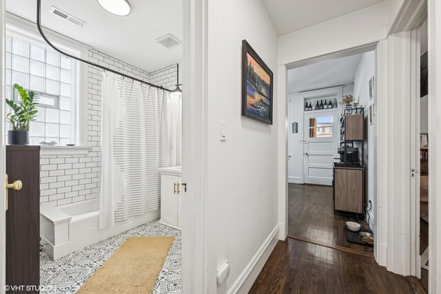 5830 N Glenwood Ave, Chicago, IL 60660 - bathroom featuring shower / tub combo and wood finished floors