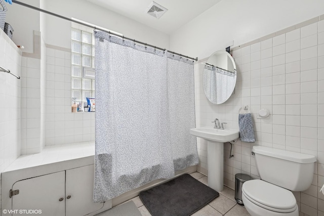 5830 N Glenwood Ave, Chicago, IL 60660 - full bathroom featuring tile walls, shower / bath combination with curtain, and tile patterned flooring