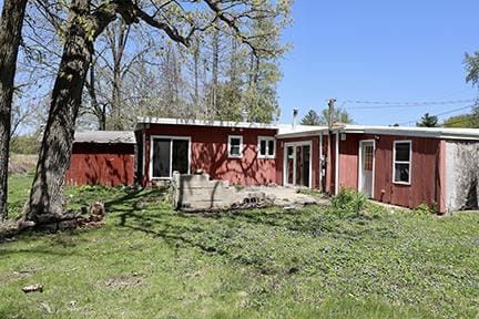 1803 Orchard Ln, Mchenry, IL 60050 - rear view of property featuring a lawn