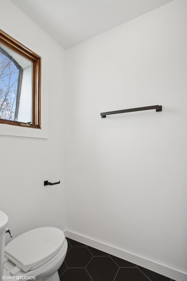 2006 Aldrich Pl, Downers Grove, IL 60516 - bathroom with toilet and baseboards