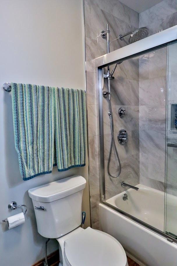 140 Princeton St, Hoffman Estates, IL 60169 - full bathroom with toilet and enclosed tub / shower combo