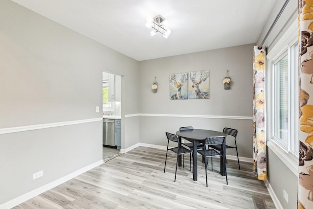 992 Hidden Lake Dr, Buffalo Grove, IL 60089 - dining area featuring light wood-style flooring and baseboards