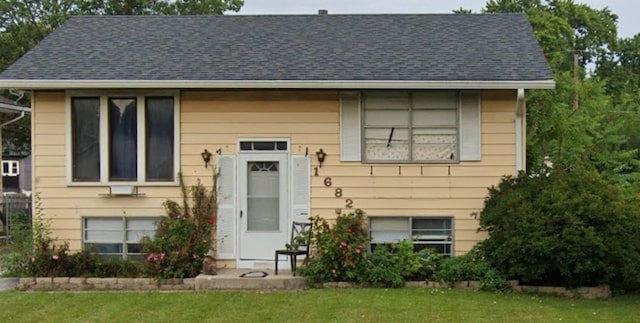 16822 91st Ave, Orland Hills, IL 60487 - split foyer home featuring a front yard and a shingled roof