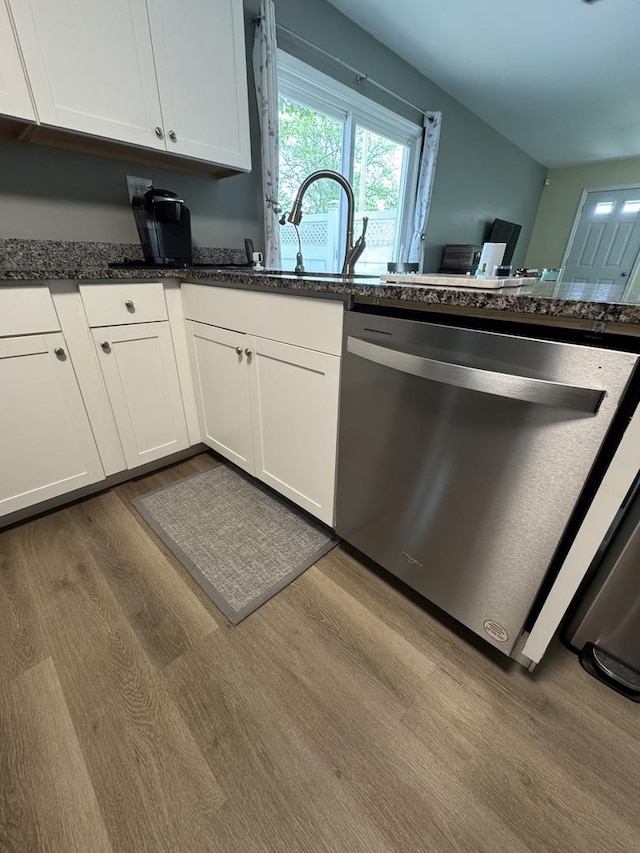 1521 E Stonehenge Dr Unit 1521, Sycamore, IL 60178 - kitchen featuring dishwasher, dark wood-style floors, and plenty of natural light