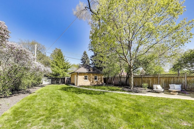 view of yard with an outdoor structure