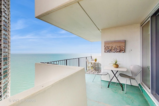 6033 N Sheridan Rd Unit 27B, Chicago, IL 60660 - balcony with a water view