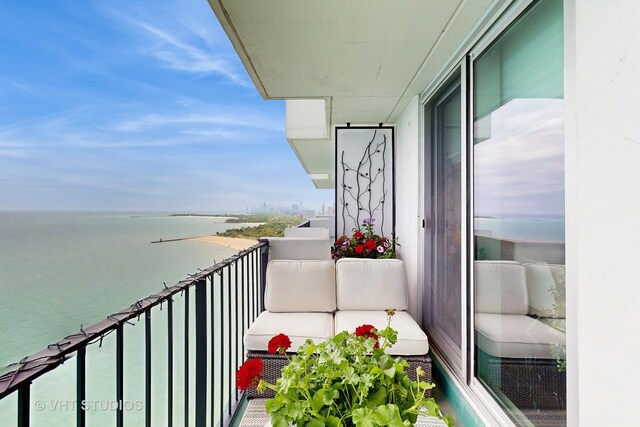 6033 N Sheridan Rd Unit 27B, Chicago, IL 60660 - balcony featuring a water view