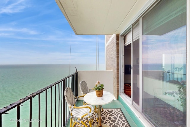 6033 N Sheridan Rd Unit 27B, Chicago, IL 60660 - balcony with a water view