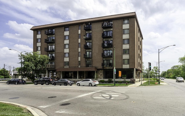 view of apartment building / complex