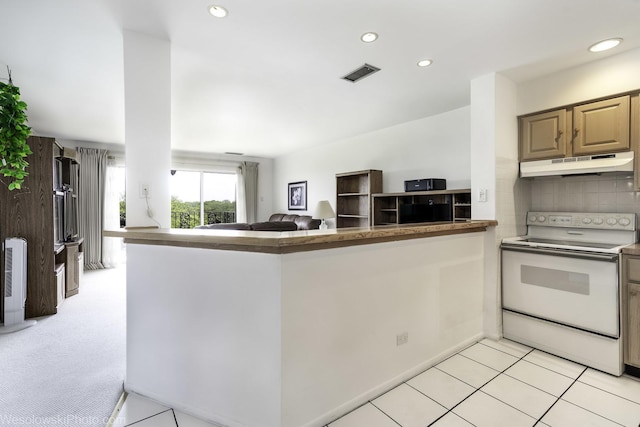 kitchen with electric range, under cabinet range hood, backsplash, recessed lighting, and a peninsula