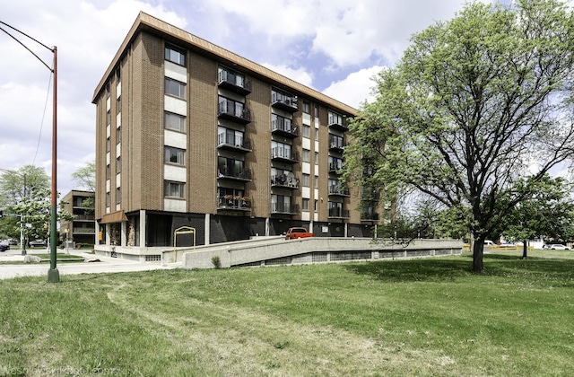 view of apartment building / complex