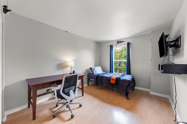 2990 Melbourne Ln, Lake In The Hills, IL 60156 - bedroom featuring light wood-type flooring, a desk, and baseboards