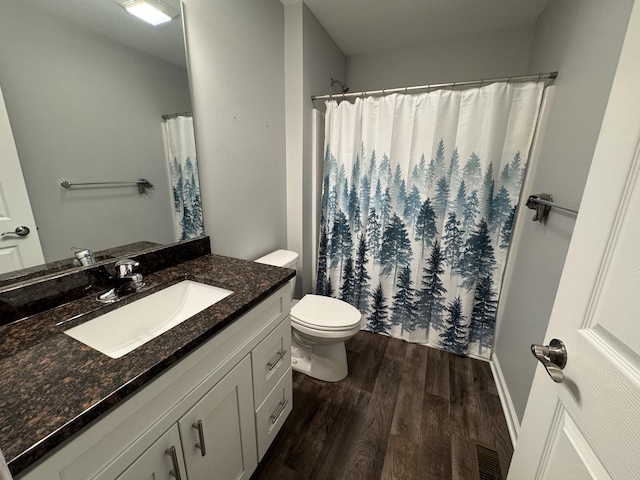 734 Keller Dr, Dixon, IL 61021 - full bath featuring wood finished floors, toilet, vanity, and curtained shower