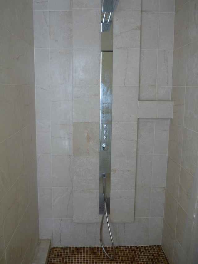 1926 W Grand Ave, Chicago, IL 60622 - full bath with tiled shower