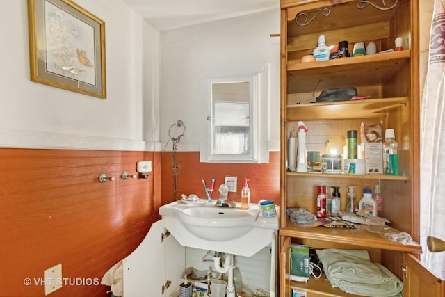 492 Freeland Ave, Calumet City, IL 60409 - bathroom featuring a wainscoted wall
