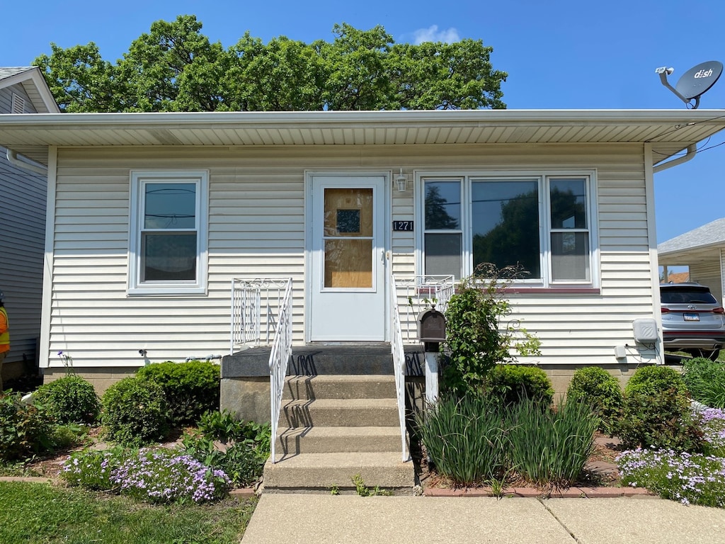 1271 Crosat St, Lasalle, IL 61301 - view of bungalow-style house