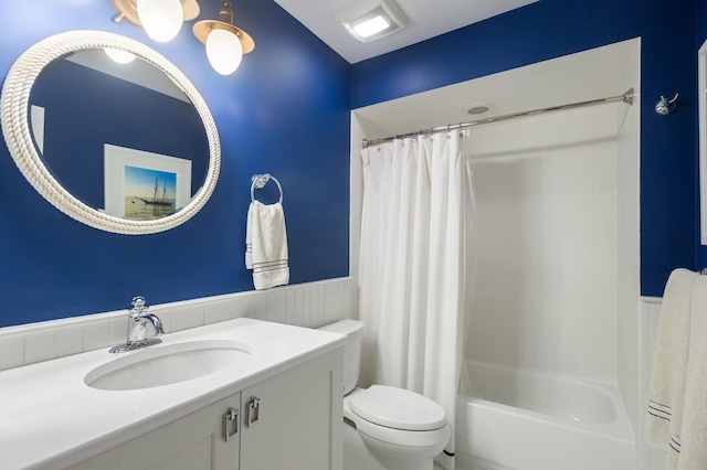 343 W Goethe St, Chicago, IL 60610 - full bath with toilet, wainscoting, vanity, and shower / tub combo