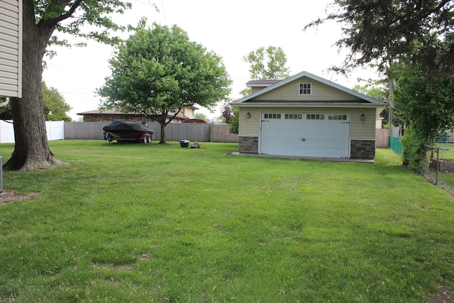 view of yard featuring a detached garage