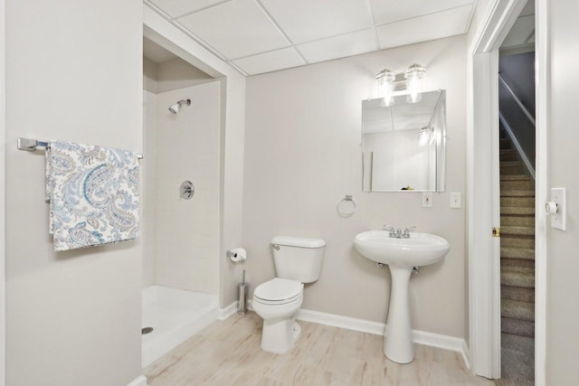 2913 Glenarye Dr, Lindenhurst, IL 60046 - full bath featuring a shower stall, toilet, baseboards, a drop ceiling, and a sink