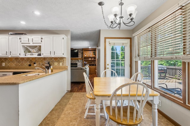 2610 Worthington Dr, Champaign, IL 61822 - dining space with a textured ceiling, a chandelier, recessed lighting, and baseboards