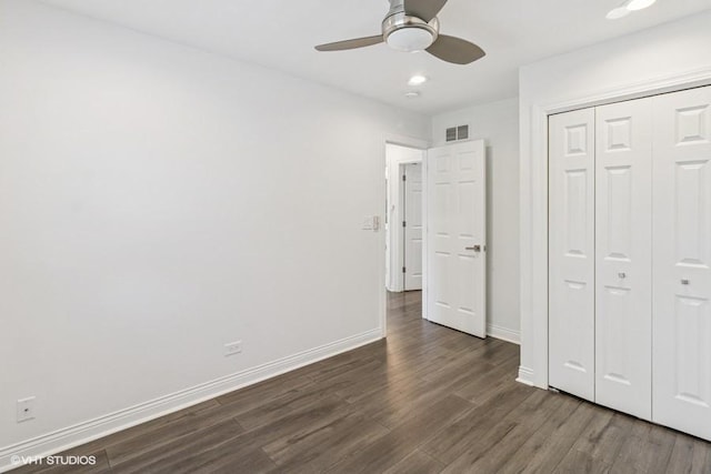 unfurnished bedroom featuring dark wood-style floors, baseboards, a closet, recessed lighting, and ceiling fan