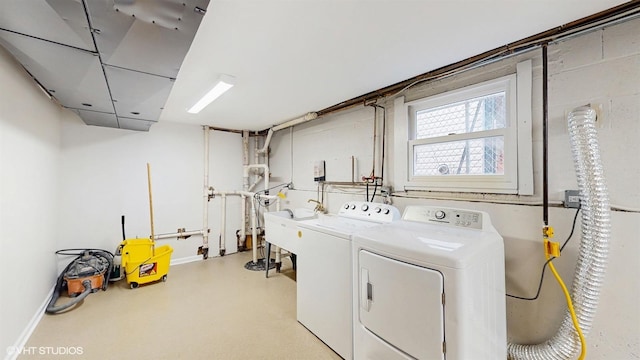3524 N Natoma Ave, Chicago, IL 60634 - clothes washing area featuring washing machine and dryer and baseboards