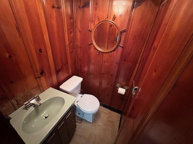 bathroom with toilet and vanity