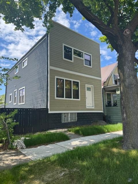view of front of property featuring fence