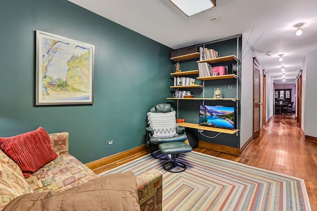 1050 W Buena Ave Unit 1A, Chicago, IL 60613 - sitting room with hardwood / wood-style floors and baseboards
