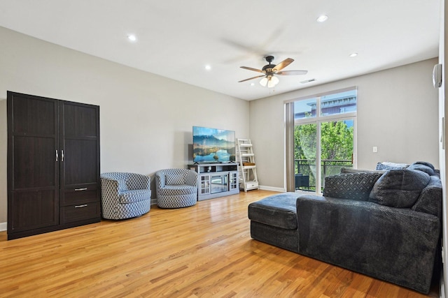 living area featuring light wood-style flooring, a ceiling fan, recessed lighting, and baseboards