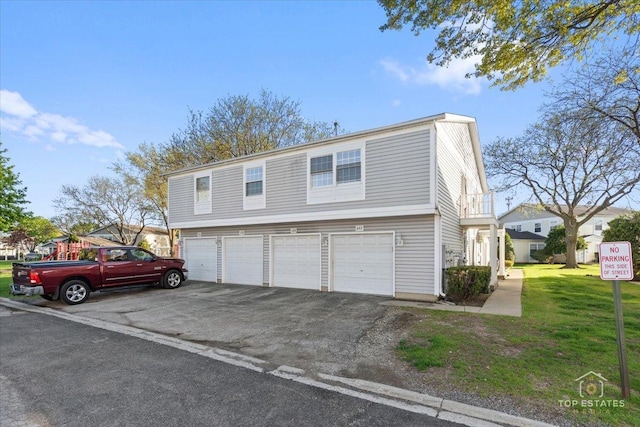 642 Gray Ct Unit 0, Wheeling, IL 60090 - garage with driveway