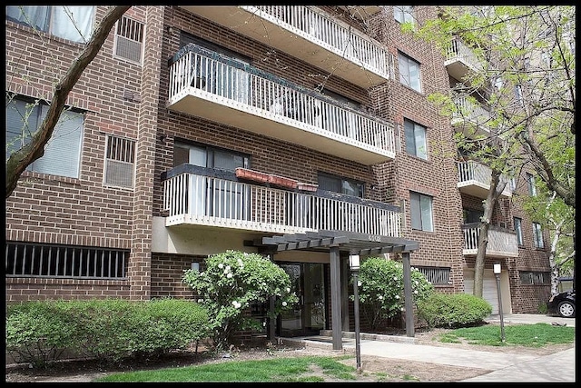 view of apartment building / complex
