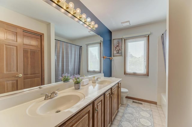 bathroom featuring toilet, baseboards, tile patterned flooring, a shower with shower curtain, and double vanity