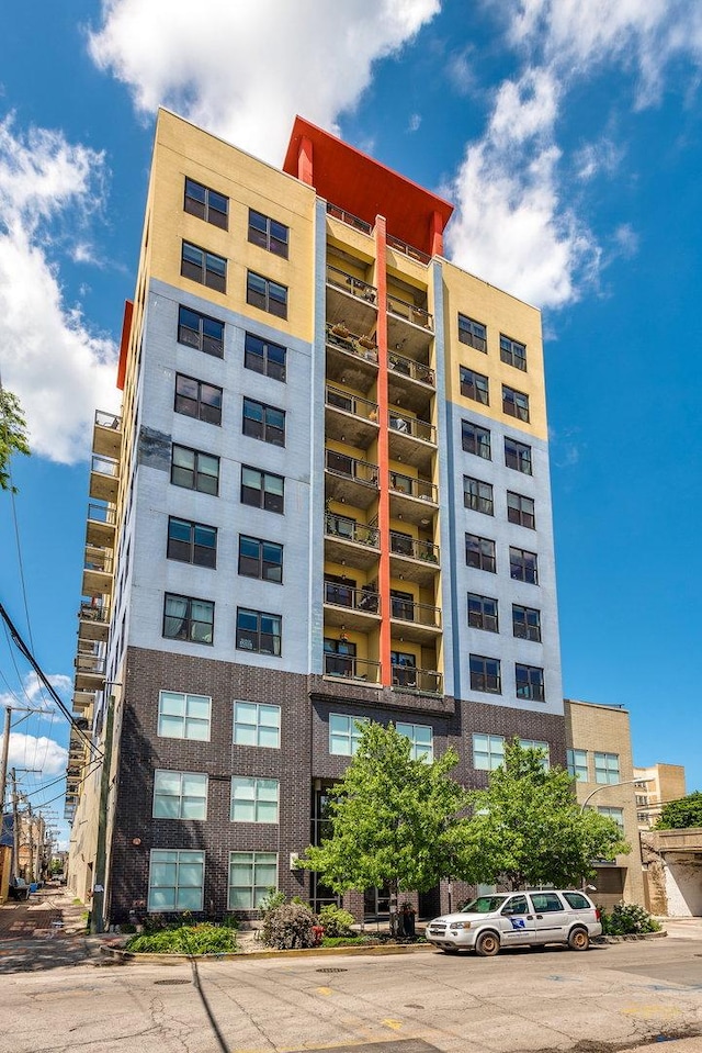 view of apartment building / complex