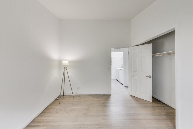 523 Green Bay Rd, Highland Park, IL 60035 - unfurnished bedroom featuring washer and dryer, light wood-type flooring, baseboards, and a closet
