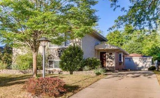 view of front facade featuring concrete driveway