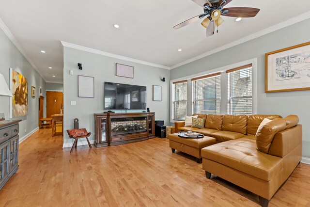 living room featuring ceiling fan, light wood-style flooring, recessed lighting, crown molding, and baseboards