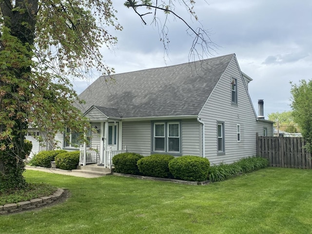 cape cod home featuring a shingled roof