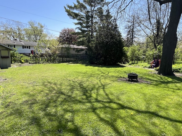 view of yard featuring an outdoor fire pit
