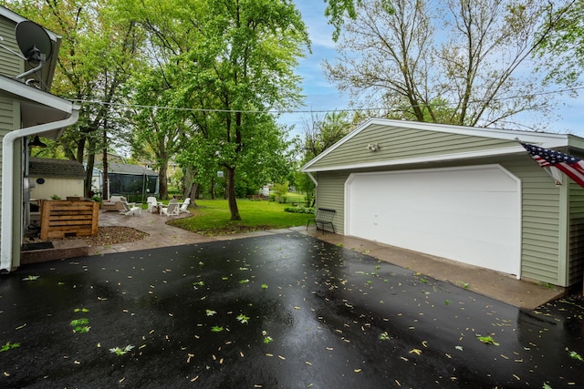 18450 W Streamwood Ct, Gurnee, IL 60031 - detached garage featuring asphalt driveway