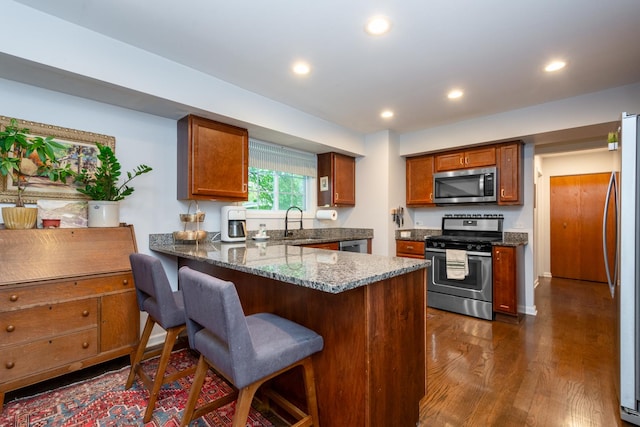 18450 W Streamwood Ct, Gurnee, IL 60031 - kitchen with stainless steel appliances, dark wood-type flooring, a peninsula, a sink, and a breakfast bar area