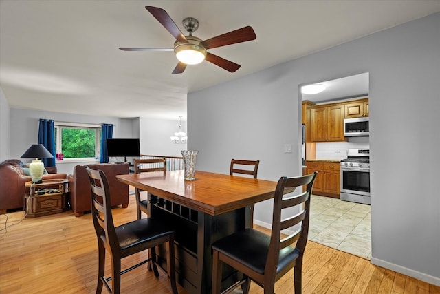 917 N Coolidge Ave, Palatine, IL 60067 - dining room featuring light wood-style flooring, a chandelier, ceiling fan, and baseboards
