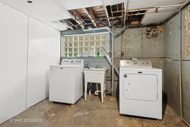 4842 N California Ave, Chicago, IL 60625 - laundry area featuring washing machine and clothes dryer