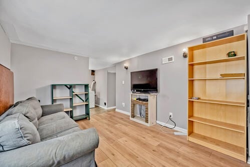 1144 N Austin Blvd, Oak Park, IL 60302 - living area featuring light wood-style floors and baseboards