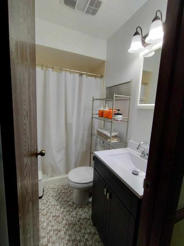 1173 Lucas St, Calumet City, IL 60409 - full bath featuring toilet, vanity, and curtained shower